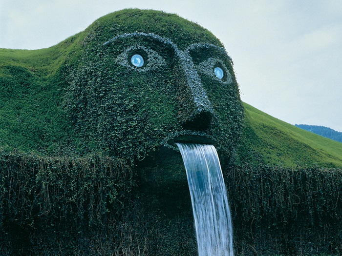 Фонтан представляет собой скульптуру огромного великана с хрустальными глазами, изо рта которого изливается огромный водопад. Это поразительное сооружение было построено в 1995 году к открытию в Инсбруке музея кристаллов всемирно известной фирмы Сваровски.
