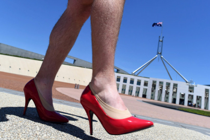 В Австралии мужчины приняли участие в параде «Пройди милю в её обуви» и прошлись по улицам города.