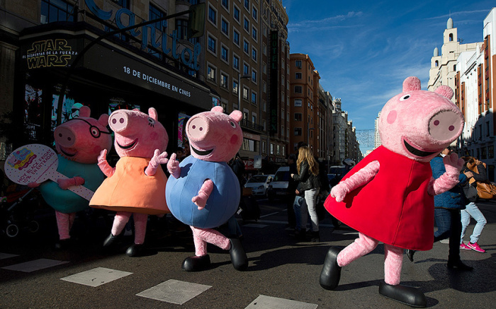Во всей Европе «Черная пятница» –  любимый день в году. В Испании такие свинки Пеппы приглашали людей в магазины.
