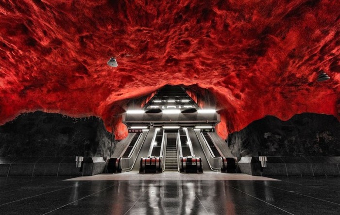 Станция, которая больше напоминает портал в преисподнюю, построена в скальной породе на глубине 27-36 метров под землей, стены окрашены в черные, красные и зеленые цвета.