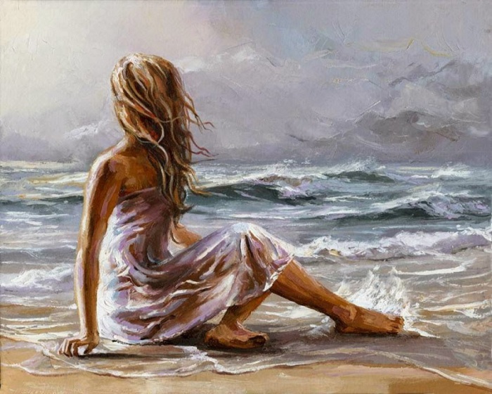 Красивая девушка сидит на берегу волнующегося моря.