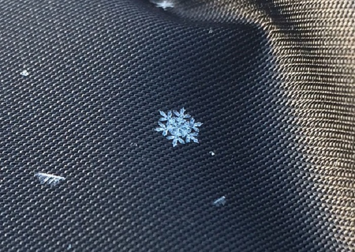 Кристальная снежинка так светится, что видно кристаллики льда.