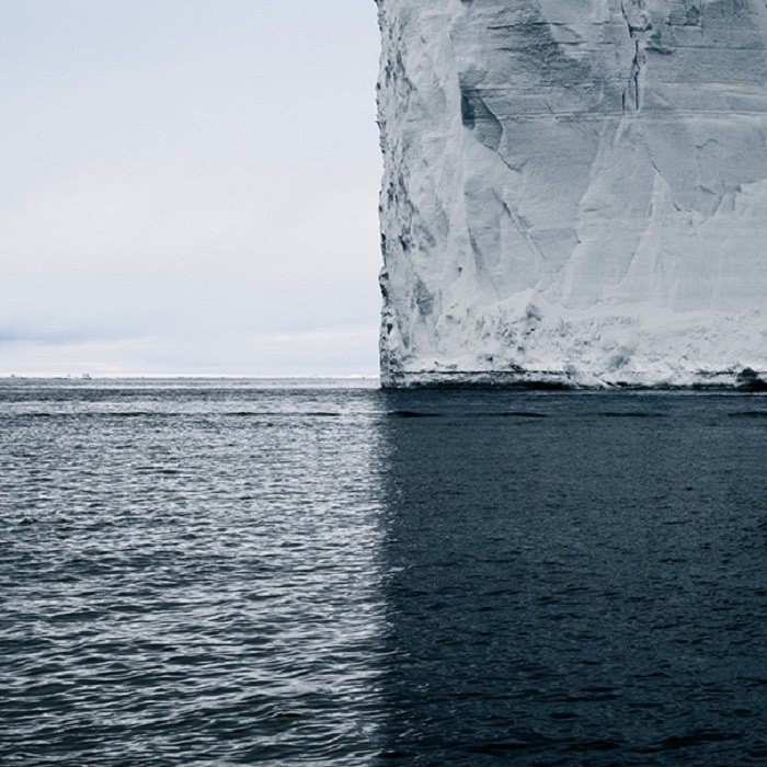 Айсберг, океан, небо и тень делят мир на четыре равных квадрата.