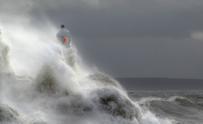 Небольшой маяк практически полностью накрыли штормовые волны с Бристольского залива.