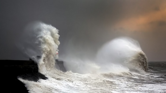 Фотографу удалось заснять момент возникновения двух волн – набегающей и уже разбившейся о маяк.