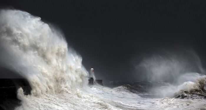 Качественно снять панораму маяка во время океанского шторма – совсем непростое дело.