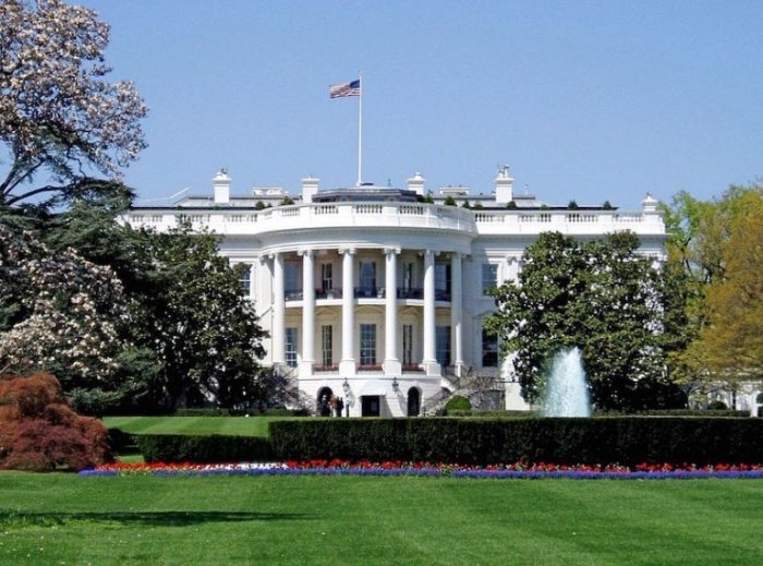 Официальная резиденция и офис президента Соединенных Штатов Америки.