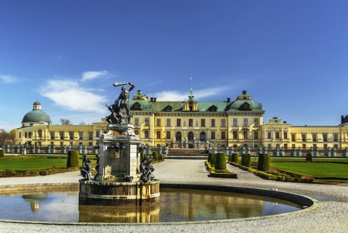 Дворец построен в конце 16 века недалеко от Стокгольма, является частной и официальной резиденцией шведской королевской семьи.