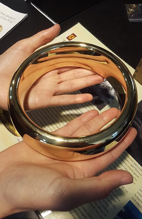 Для съемок фильма «Властелин колец: Братство кольца» было создано специальное кольцо весом в 3 килограмма и диаметров 15 сантиметров.