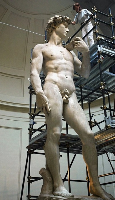 Высота мраморной статуи «Давида», созданная из цельного куска мрамора знаменитым Микеланджело, составляет 5,17 метров.