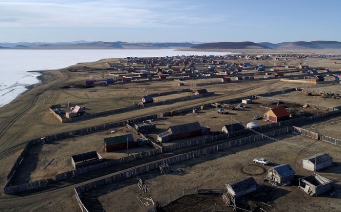 Вид на село Цагааннуур в северной Монголии.