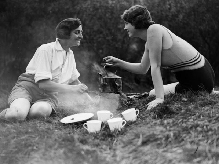 Две женщины заваривают чай и наслаждаются отдыхом.