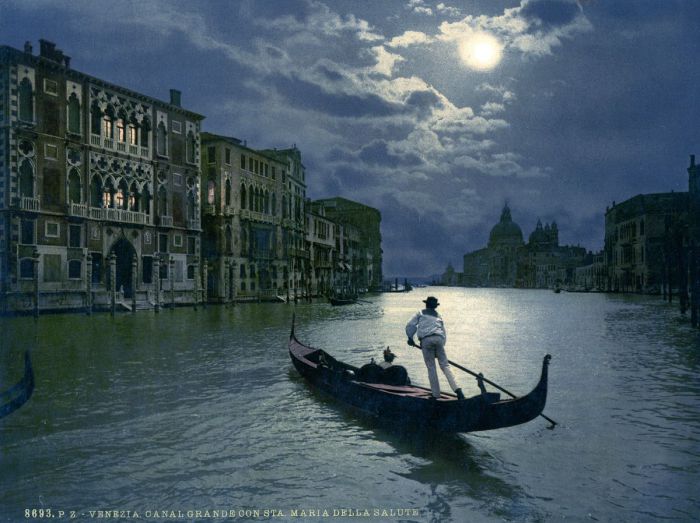 Самый известный канал Венеции при лунном свете.