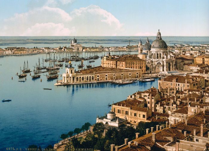 С Гранд-канала открывается потрясающий вид на Венецию с ее главными достопримечательностями.