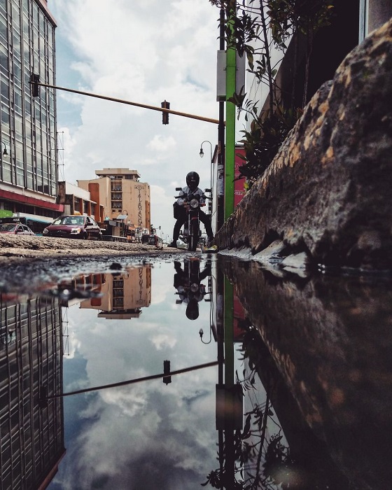 Часть улицы в городе Сан-Хосе (Коста-Рика) и ее отраженный образ, сохраненный фотографом Гвидо Гутьерресом Руисом.