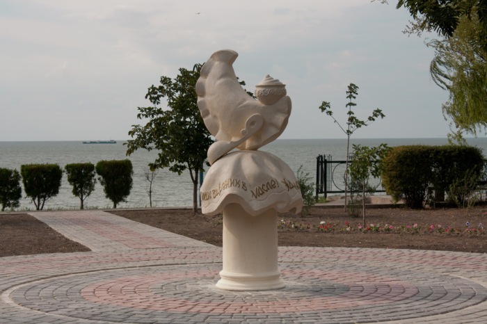 Памятник размещен на набережной курортного городка Ейск, расположенного на берегу Азовского моря в Краснодарском крае.