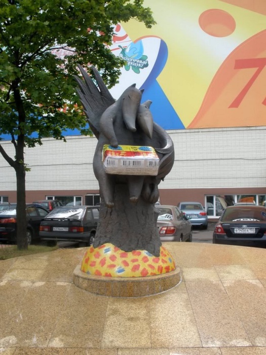 Памятник установлен в Москве возле здания завода плавленых сыров «Карат».