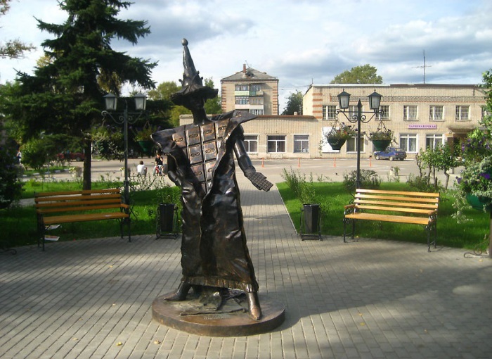 Памятник установлен в сквере, недалеко от местного музея шоколада в городе Покров Владимирской области.