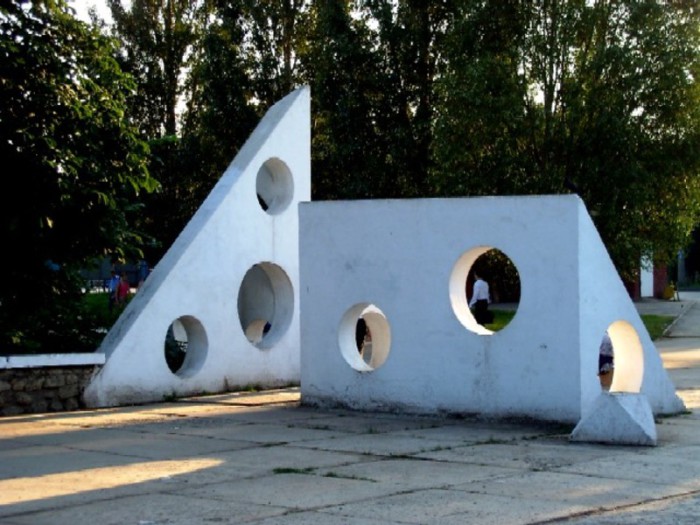 Памятник у главного входа в Самарский парк Гагарина.