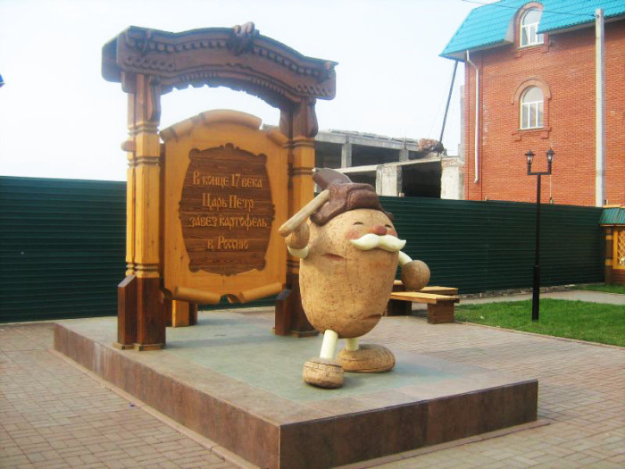 Памятник размещен в старейшем городе Кузбаса – Мариинске.