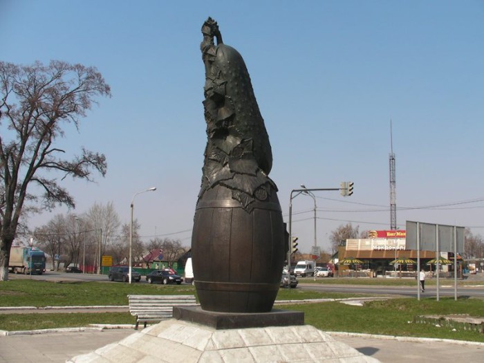 Бронзовый метровый огурец, установленный на постаменте в виде бочки, находится в небольшом городе Луховцы Московской области .