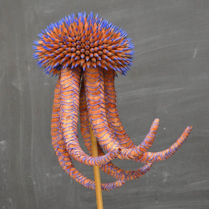 Громоздкая медуза из карандашей и стружки.