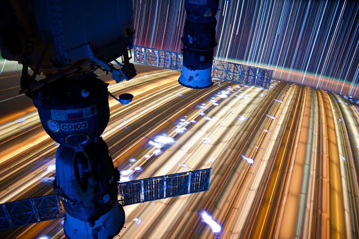 Треки, снятые с выдержкой 10-15 минут с Международной космической станции. Расстояние до Земли - примерно 240 км.