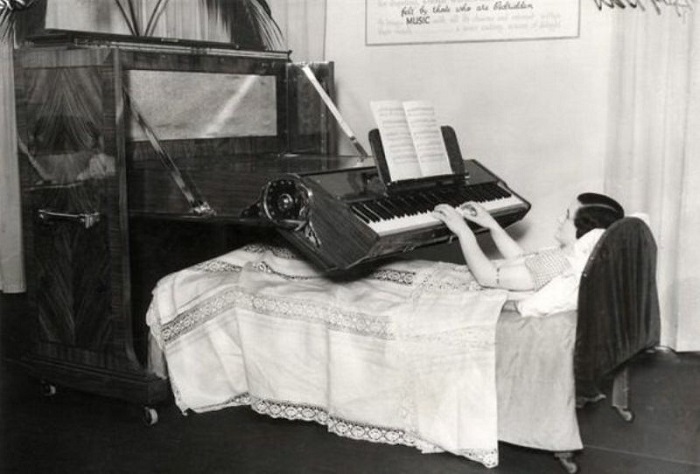 Пианино, для людей прикованных к постели, (1935 год).