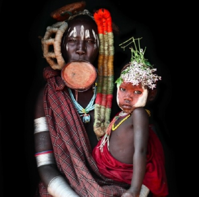 Женщины племени мурси носят на губе тарелку.