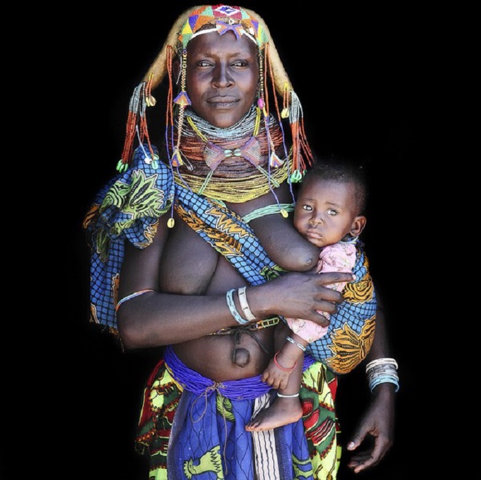 Связь между детьми и женщинами в племени очень сильная.