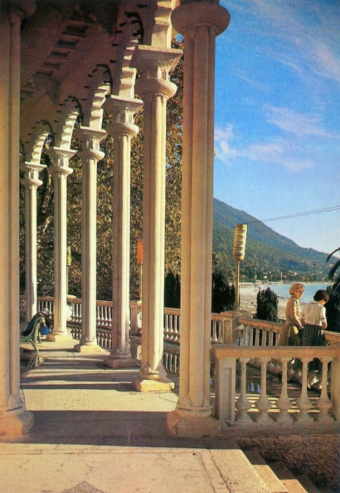 Колоннада в Гагре по праву считается одной из визитных карточек не только города Гагра, но и всей Абхазии.