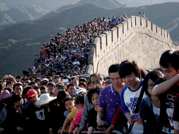 Толпа людей на Великой Китайской стене.