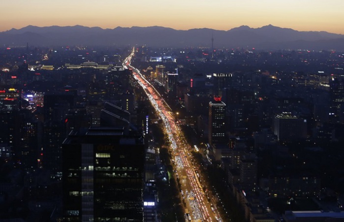 Транспорт на главном пекинском проспекте в вечерний час пик.