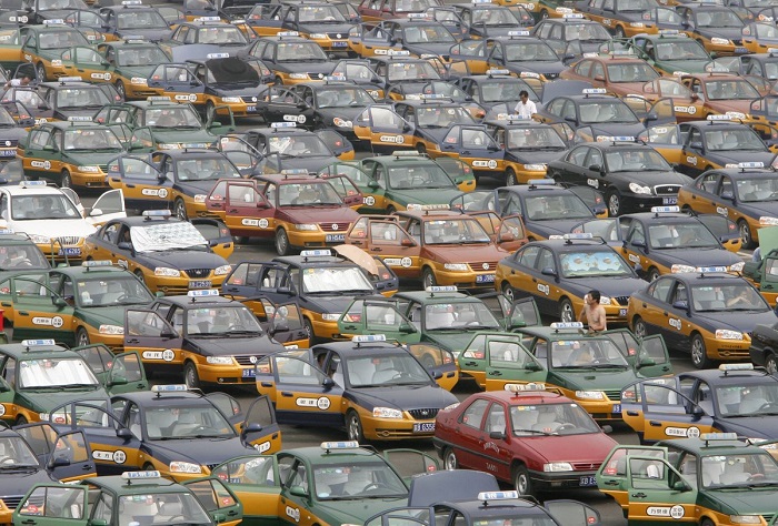 Таксисты выстраиваются на стоянке в ожидании пассажиров у нового международного аэропорта Шоуду.