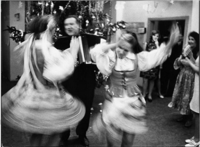Новогодний праздник с танцами и играми вокруг украшенной ели. 1970 год.