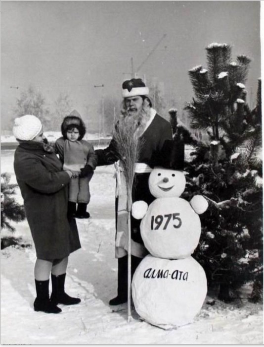 Дед Мороз и снеговик пришли в гости к детям. 1975 год.