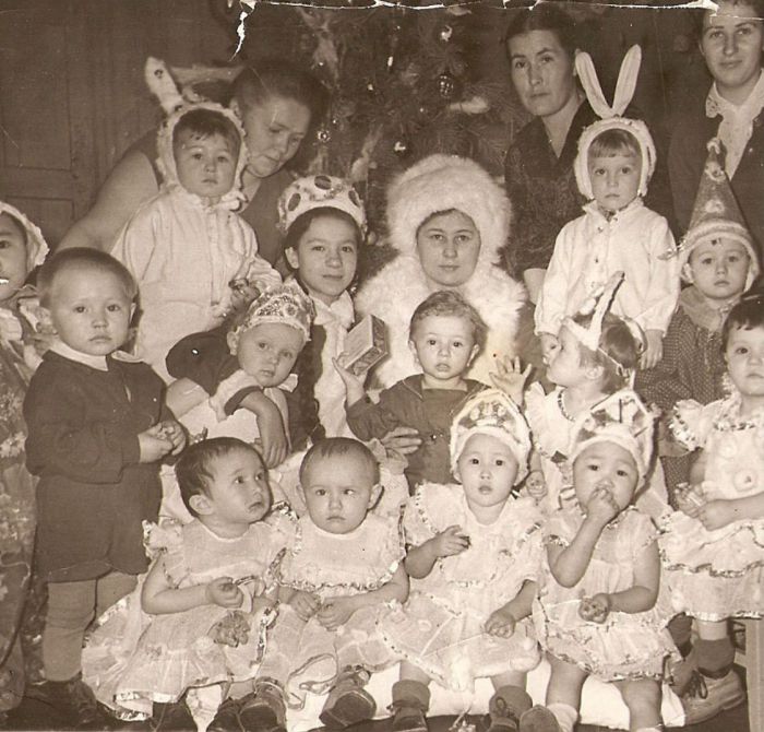 Ясельная группа в карнавальных костюмах на новогоднем утреннике. 1960 год.