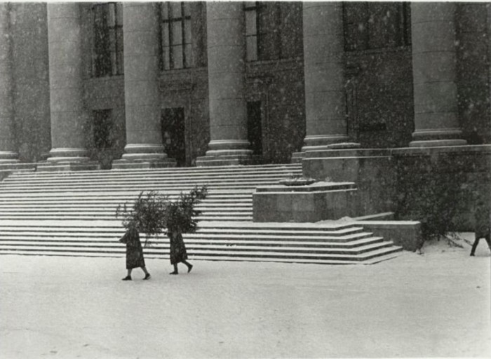 Подготовка к новогодним праздникам продолжается в снег и мороз. 1960 год.