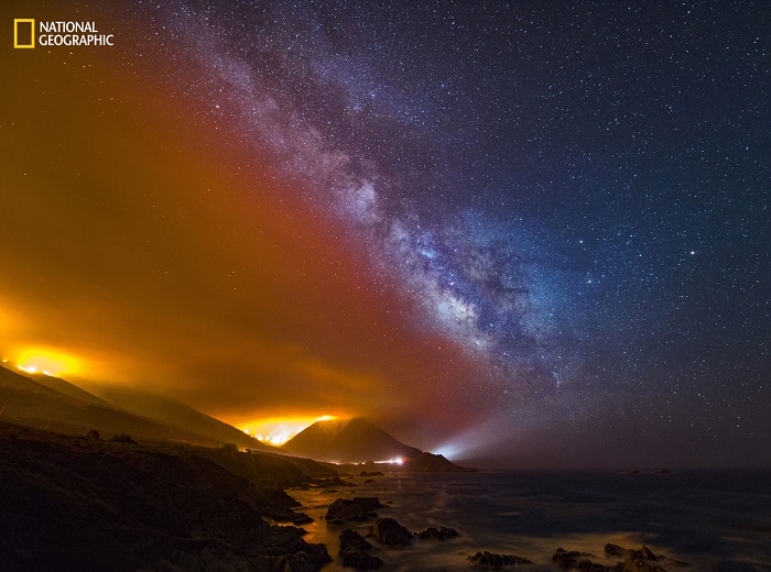Гора охваченная пожаром. Автор фотографии: Ли Лиу (Li Liu).