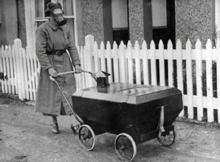 Детская коляска на случай газовой атаки, (Англия, 1938 год).