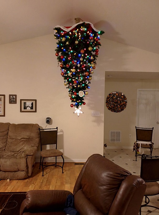«Установка праздничной елки на потолке уже стало привычным делом для моих хозяев».