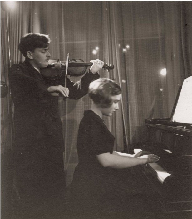 Гениальный скрипач с врождённой укороченностью обеих рук и его сестра пианистка, 1936 год.