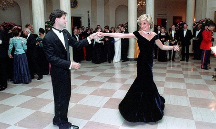 Танец принцессы с американским актером и танцором на торжественном приеме в Белом доме в ноябре 1985 года.