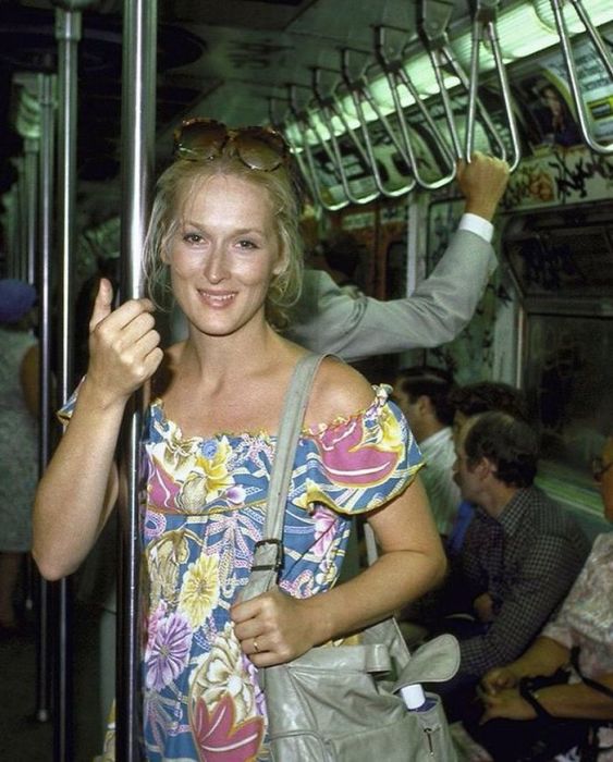 Снимок одной из величайших актрис современности в нью-йоркском метро, созданный фотографом Тэдом Тайем (Ted Thai) в 1981 году.