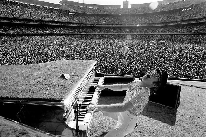 Британский певец во время своего выступления на стадионе «Dodger» в Лос-Анджелесе в 1975 году.