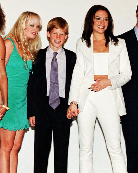 Юный внук королевы Елизаветы II позирует фотографам с группой «Spice Girls» в 1997 году.