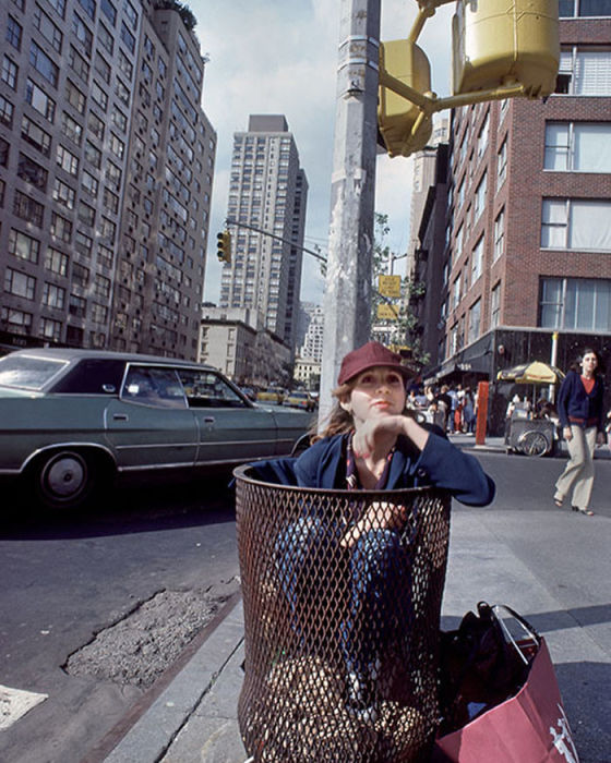 Американская актриса позирует фотографу Дугласу Киркланду (Douglas Kirkland) в мусорной корзине в 1980-м году.