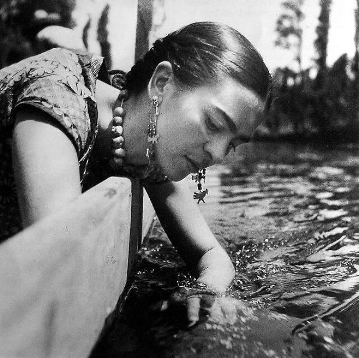 Снимок мексиканской художницы, сделанный фотографом Николя Мураем (Nickolas Muray) в Сочимилько (Мексика) в 1937 году.