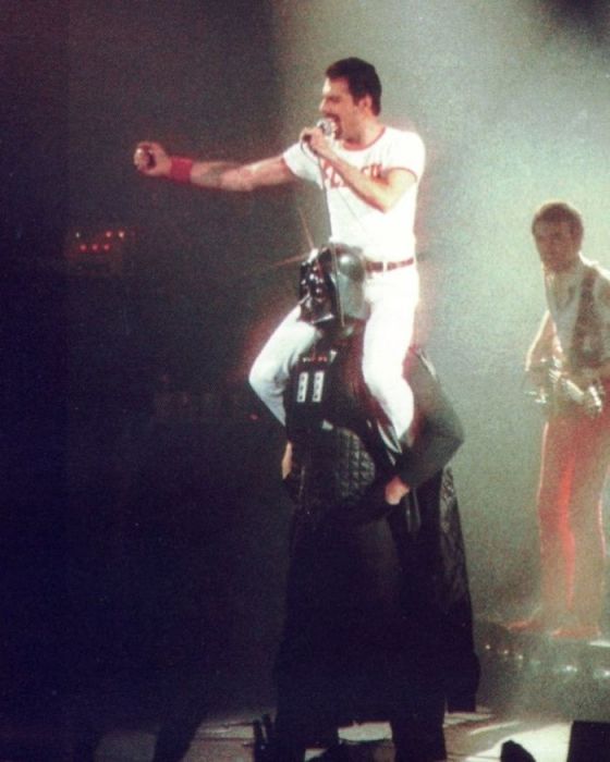 В 1980-м году во время выхода «на бис» певец и вокалист группы «Queen» появился на сцене сидя на плечах у Дарта Вейдера.