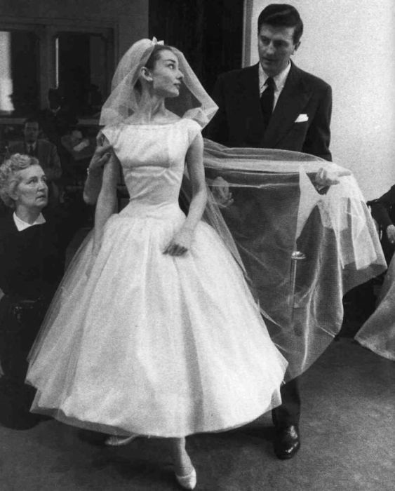 Американская актриса в свадебном платье, созданным французским модельером Юбером де Живанши (Hubert De Givenchy) для фильма «Смешное лицо».